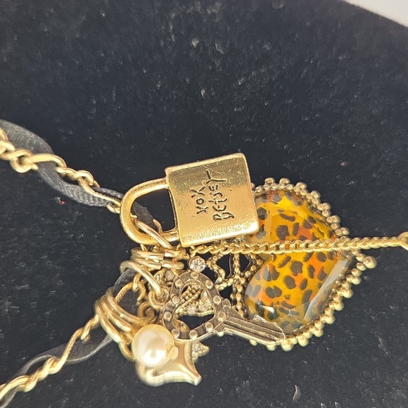 Betsey Johnson Amber Leopard Lucite Heart and Charms Black Ribbon Necklace 7" dr - Picture 3 of 4